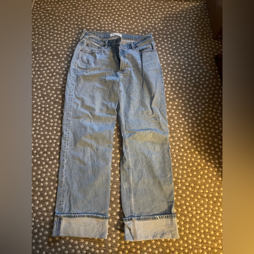 Abercrombie light wash cuffed jean 28/6 R